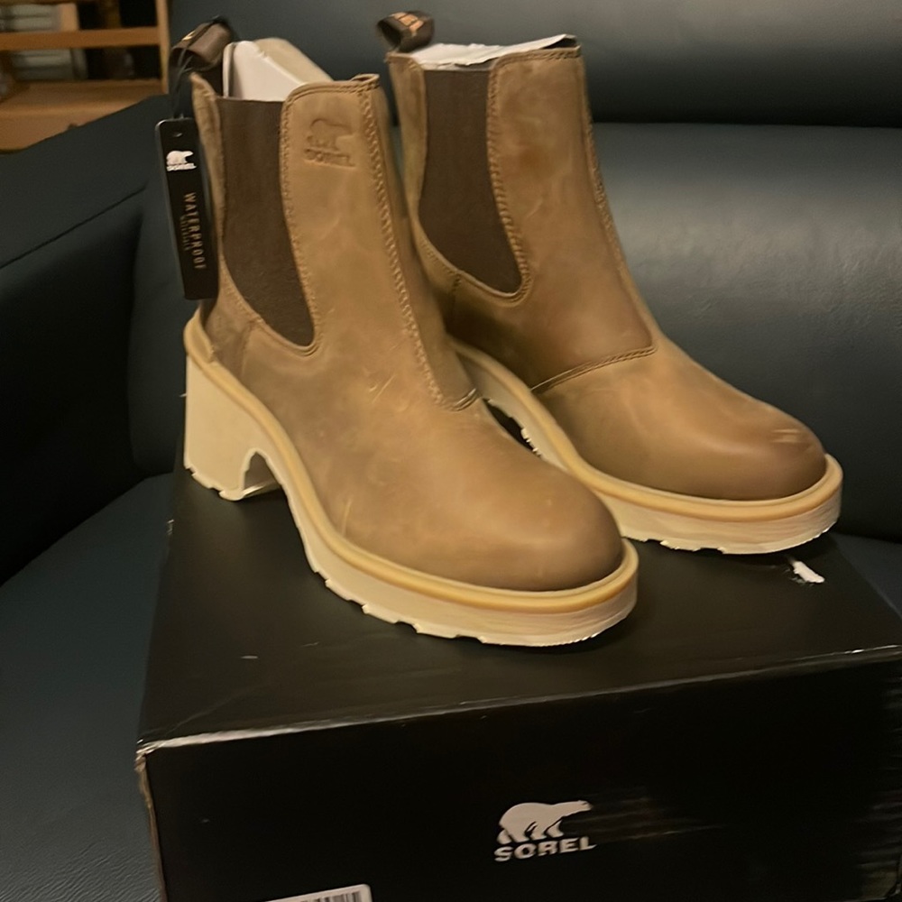 Brand New Sorel Hi Line Chelsea Umber/Ceramic Boots, Size 11 * note flaw in pic*